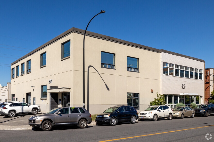 385-399 Pl De Louvain, Montréal, QC à louer - Photo principale - Image 1 de 6