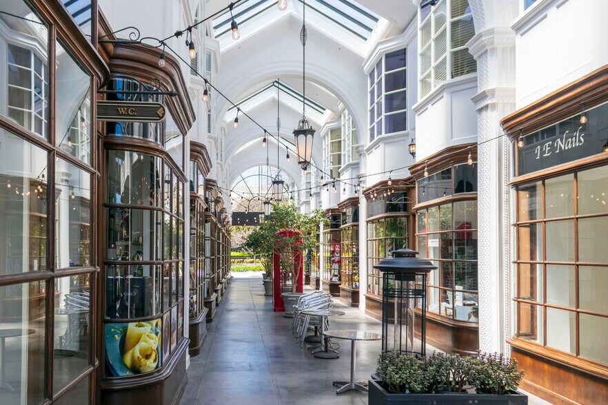 380 S Lake Ave, Pasadena, CA à louer - Photo du bâtiment - Image 2 de 7