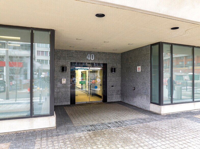 40 Holly St, Toronto, ON à louer - Photo du bâtiment - Image 3 de 5