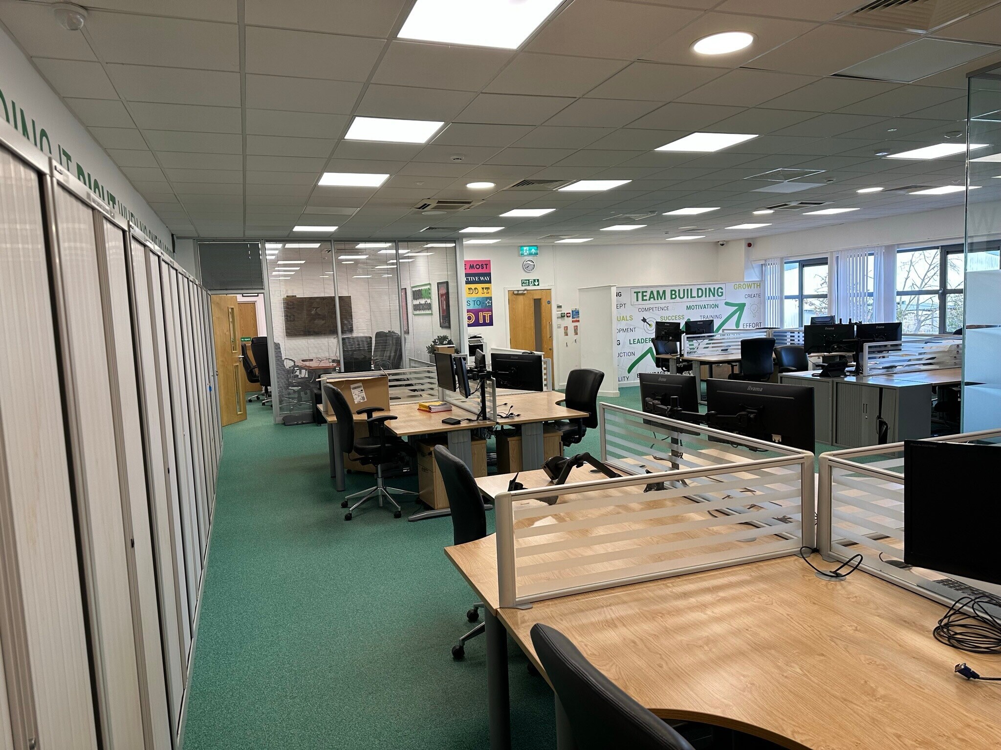 10 Stonefield Way, Ruislip à louer Photo intérieure- Image 1 de 2