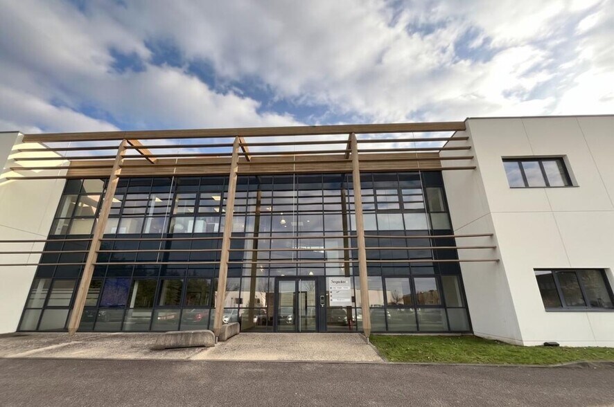 Office in Saint-Priest for lease - Building Photo - Image 2 of 11
