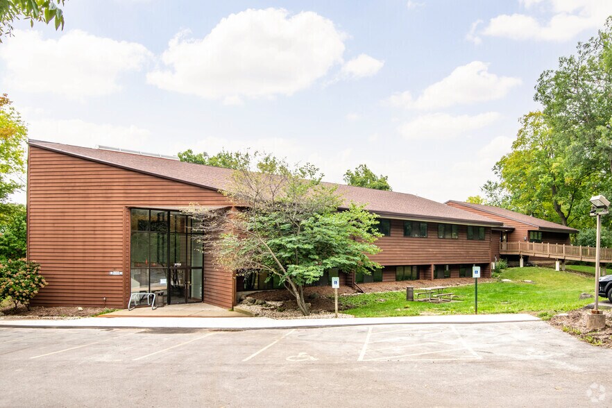 2702 International Ln, Madison, WI for lease - Building Photo - Image 1 of 5