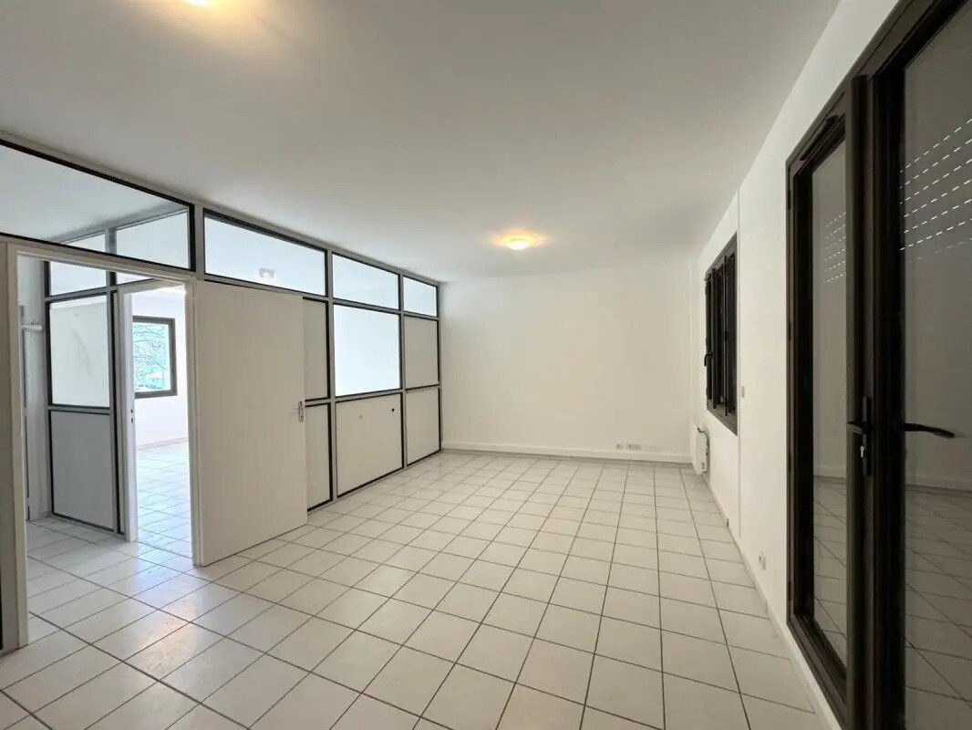 Office in Conflans-Sainte-Honorine for lease Interior Photo- Image 1 of 9