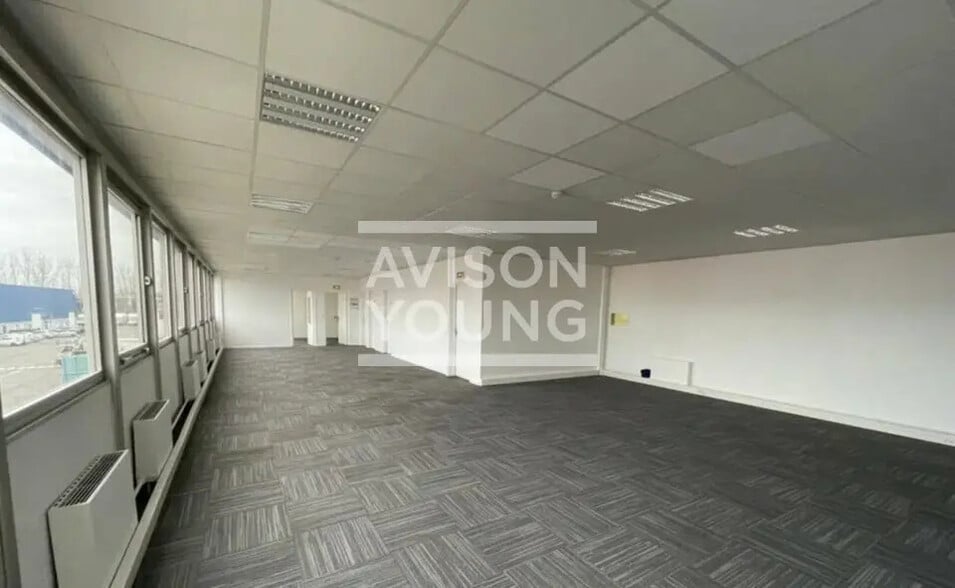 Flex in Antony for lease - Interior Photo - Image 3 of 3