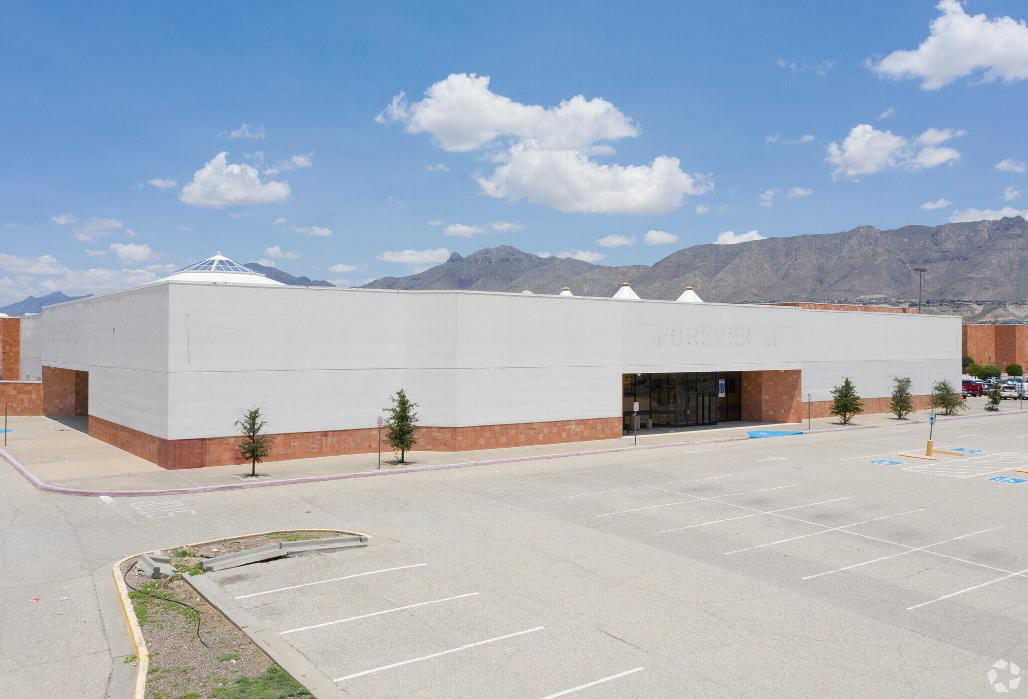 750 Sunland Park Dr, El Paso, TX à louer Photo du bâtiment- Image 1 de 9