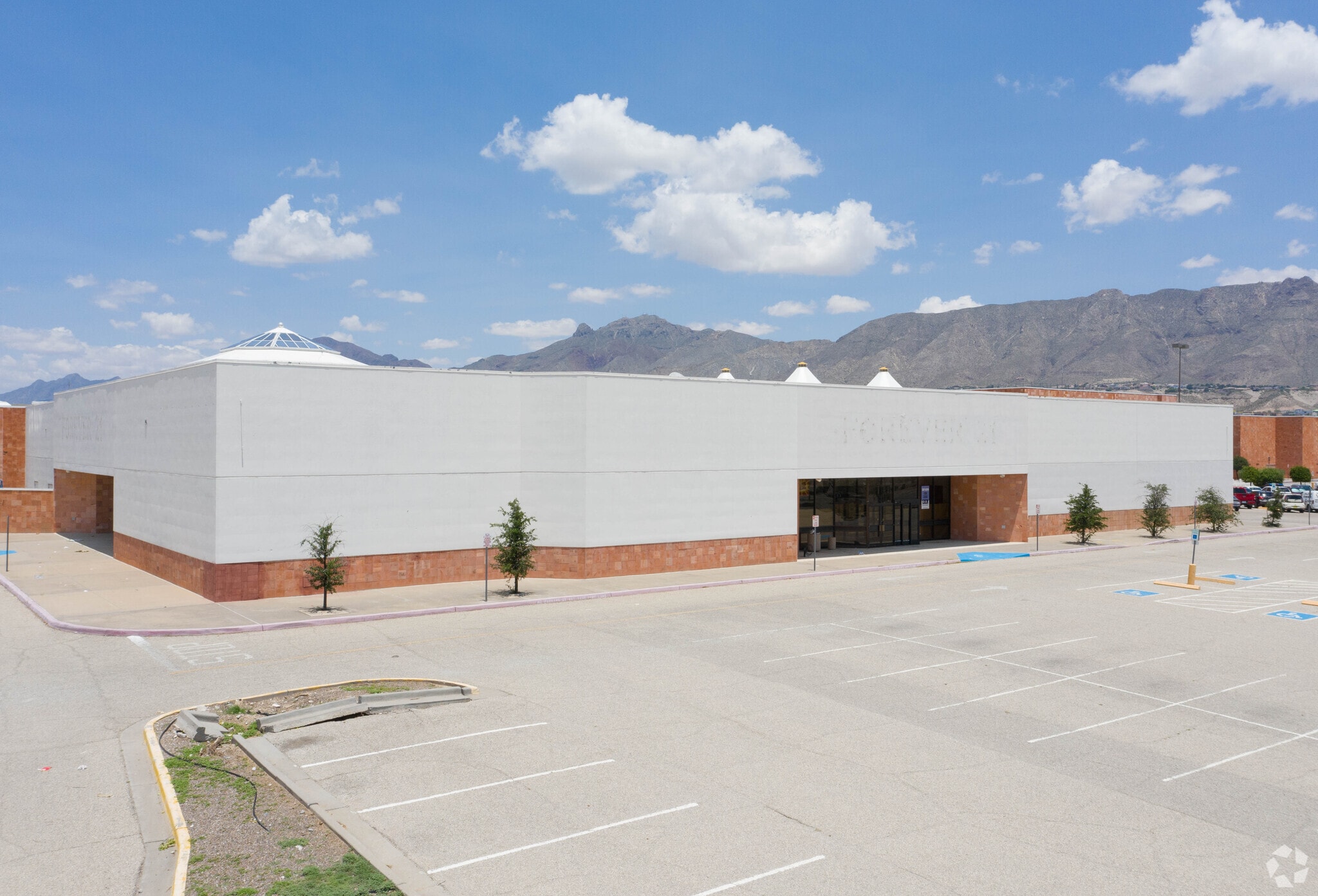 750 Sunland Park Dr, El Paso, TX à louer Photo du bâtiment- Image 1 de 9