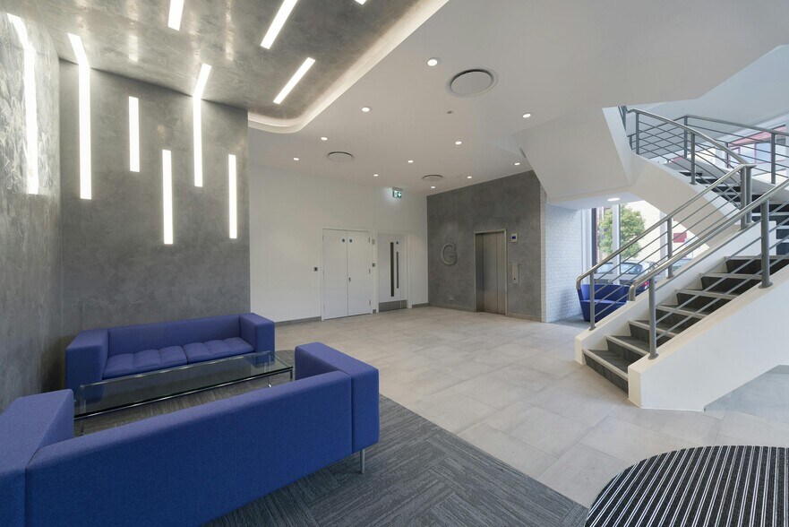 13 Colonial Way, Watford à louer - Hall d’entrée - Image 2 de 6