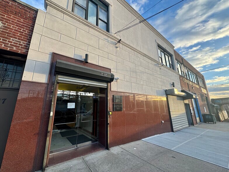 25-21 49th St, Astoria, NY à louer - Photo du bâtiment - Image 1 de 28