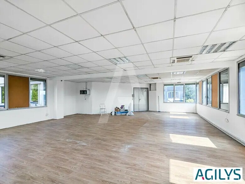 Office in Massy for lease - Interior Photo - Image 2 of 5