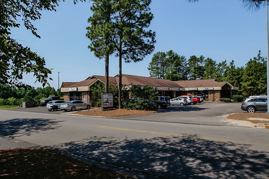 206-216 Commerce Ave, Southern Pines, NC à louer - Photo du bâtiment - Image 2 de 11