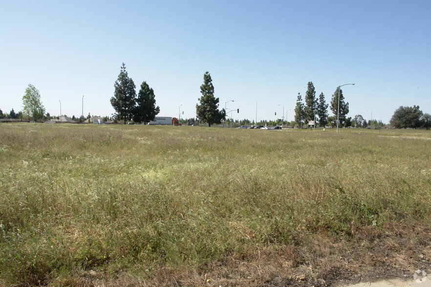 Herndon Ave, Fresno, CA à vendre - Photo principale - Image 1 de 5