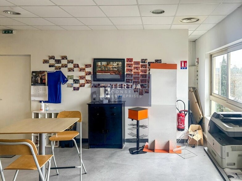 Office in Saint-Aunès for lease - Interior Photo - Image 2 of 7
