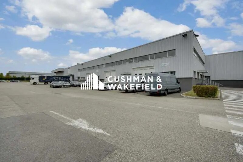 Local d'activités dans Saint-Quentin-Fallavier à vendre - Photo du bâtiment - Image 2 de 11