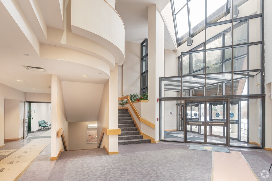 920 Germantown Pike, Plymouth Meeting, PA for lease - Lobby - Image 3 of 13