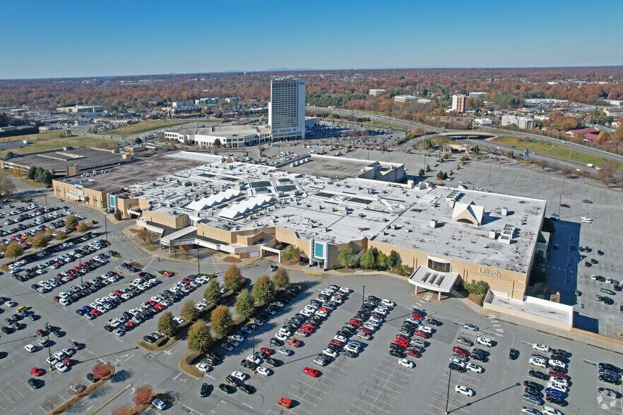 410 Four Seasons Town Centre Blvd, Greensboro, NC à louer - Aérien - Image 3 de 4