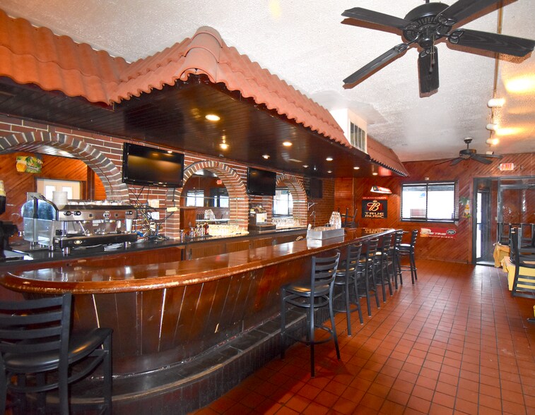 2132 Jericho Tpke, Garden City Park, NY à louer - Photo du bâtiment - Image 3 de 5