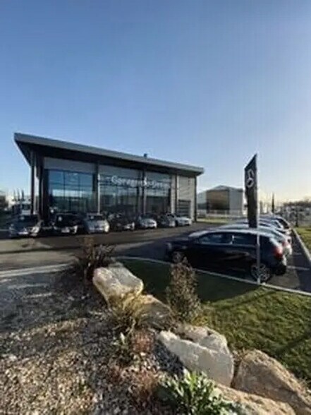 Flex in Saint-Priest for lease - Building Photo - Image 1 of 1