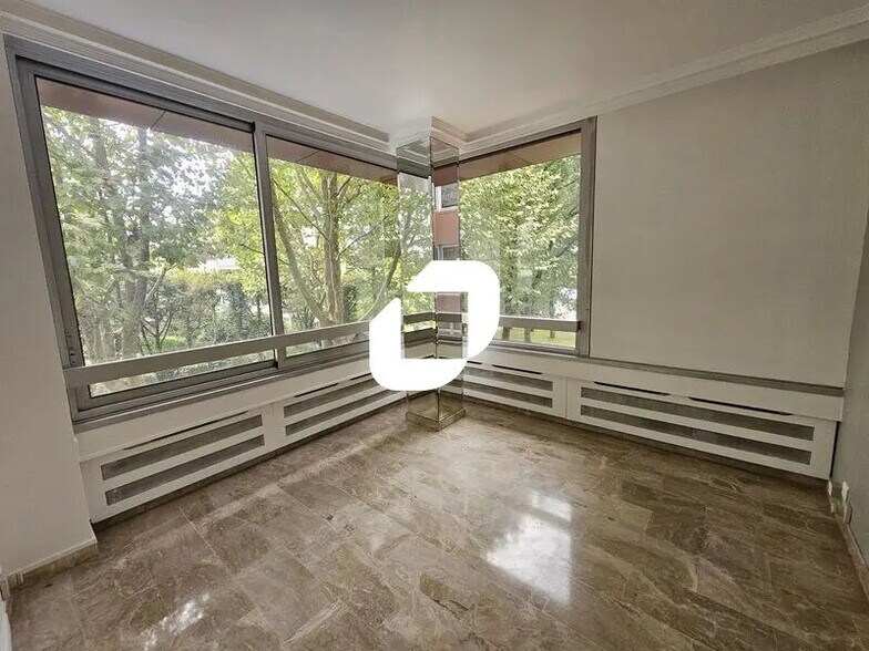 Office in Le Chesnay-Rocquencourt for lease - Interior Photo - Image 2 of 7