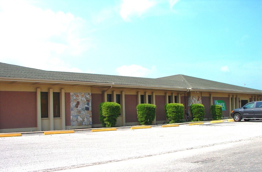 6736 Commerce Ave, Port Richey, FL for lease - Primary Photo - Image 1 of 4