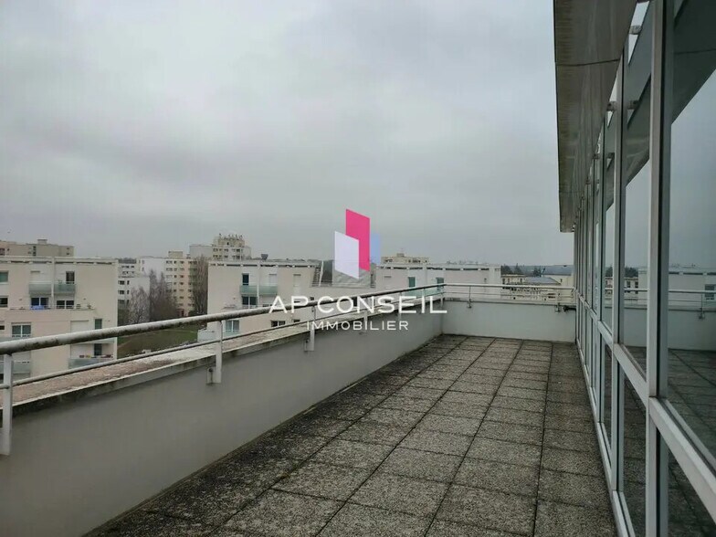 Office in Montigny-le-Bretonneux for lease - Building Photo - Image 3 of 3