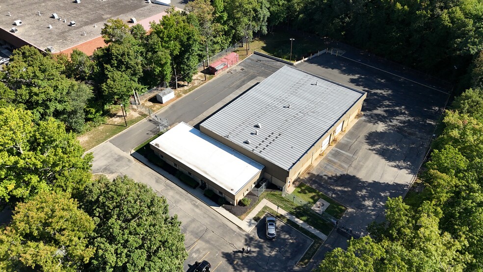 111 Connecticut Dr, Burlington, NJ for lease - Building Photo - Image 1 of 5