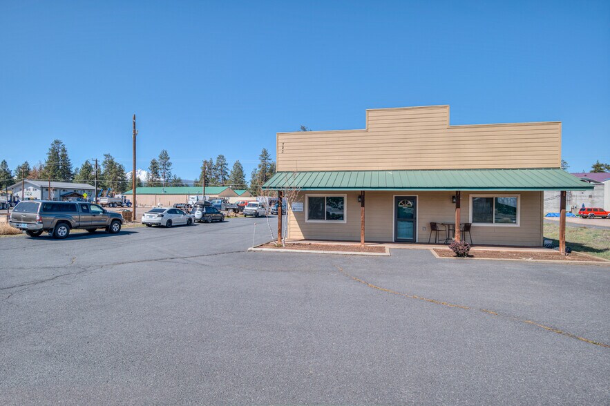 723 N Curtis Ct, Sisters, OR à vendre - Photo du bâtiment - Image 3 de 36