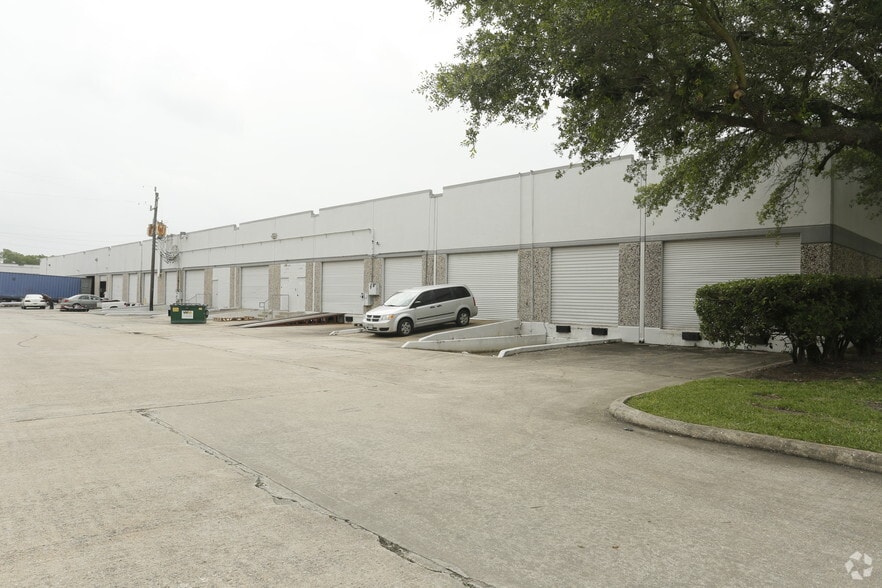 5803 Sovereign Dr, Houston, TX à louer - Photo du bâtiment - Image 2 de 2