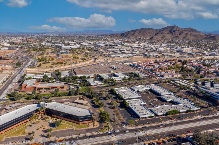 2440 W Mission Ln, Phoenix, AZ à louer - Photo du bâtiment - Image 2 de 5