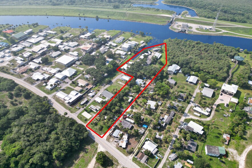 BIG BASS LODGE AND RV PARK + SFH (5) MHP portefeuille de 1 propriétés à vendre sur LoopNet.ca - Photo du bâtiment - Image 1 de 49