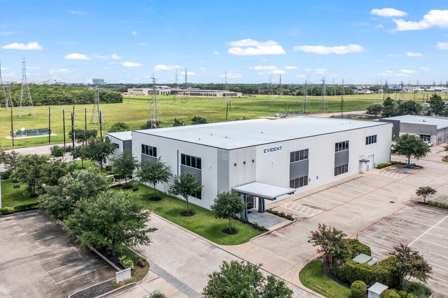 110 Magellan Cir, Webster, TX à vendre - Photo principale - Image 1 de 6