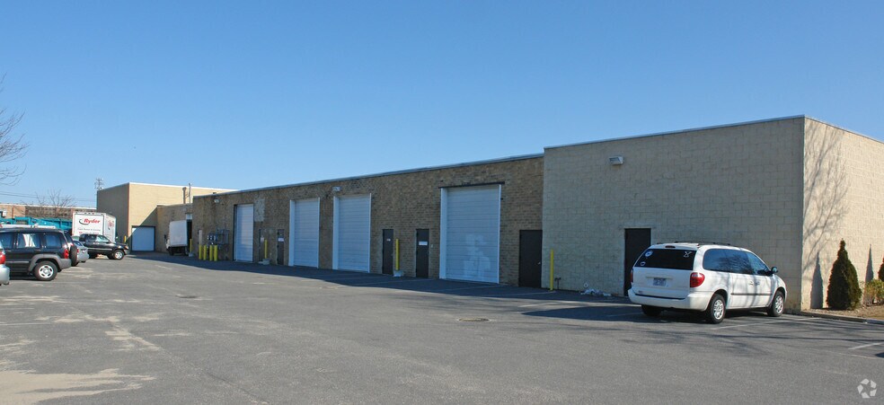 681 Grand Blvd, Deer Park, NY à louer - Photo du bâtiment - Image 2 de 11