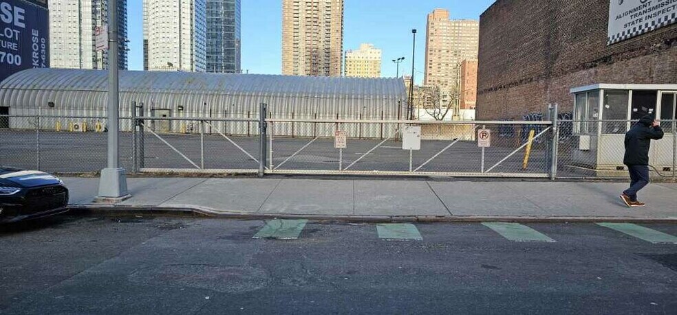 551 W 38th St, New York, NY à louer - Photo du bâtiment - Image 3 de 5