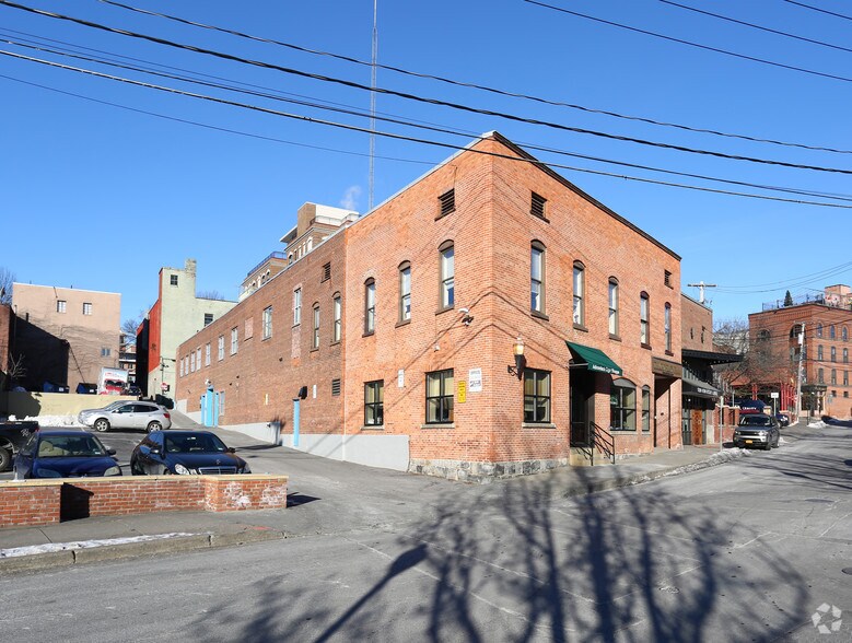 63 Putnam St, Saratoga Springs, NY à louer - Photo du bâtiment - Image 1 de 18