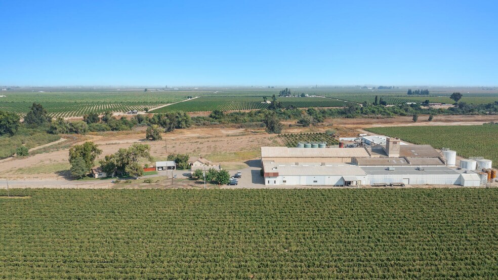 5806 N Modoc Ave, Kerman, CA à louer - Aérien - Image 2 de 8