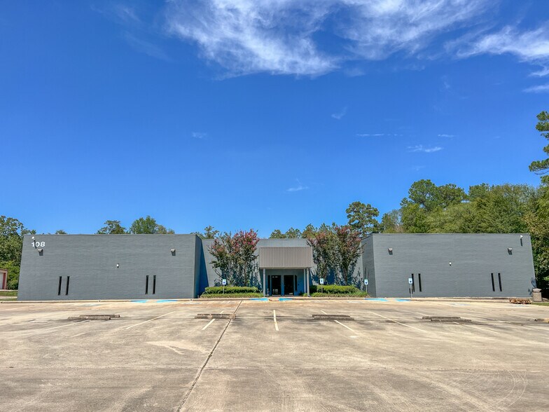 108 Commercial Cir, Conroe, TX à louer - Photo du bâtiment - Image 2 de 28