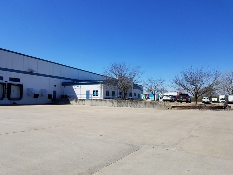 1401 NW Moundview Dr, Topeka, KS for lease - Building Photo - Image 2 of 3