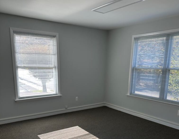 456 W Jericho Tpke, Huntington, NY for lease - Building Photo - Image 3 of 13