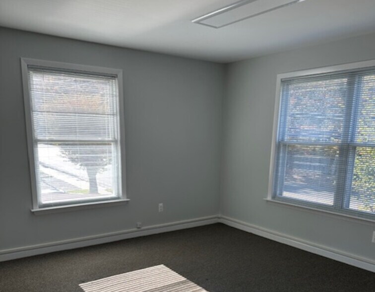 456 W Jericho Tpke, Huntington, NY à louer - Photo du bâtiment - Image 3 de 13