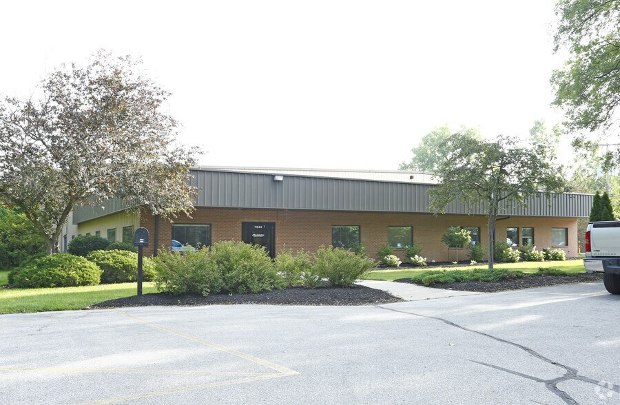 Industrial & Flex Investment Portfolio portfolio of 5 properties for sale on LoopNet.ca - Primary Photo - Image 2 of 5