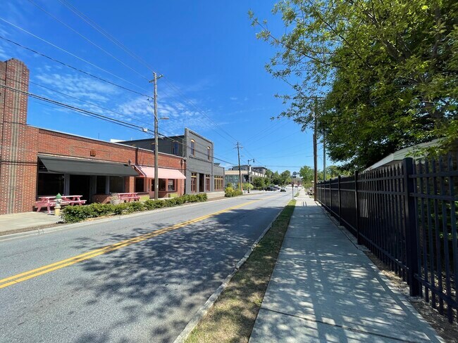 Plus de détails pour 5388-5392 Peachtree Rd, Chamblee, GA - Commerce de détail à louer