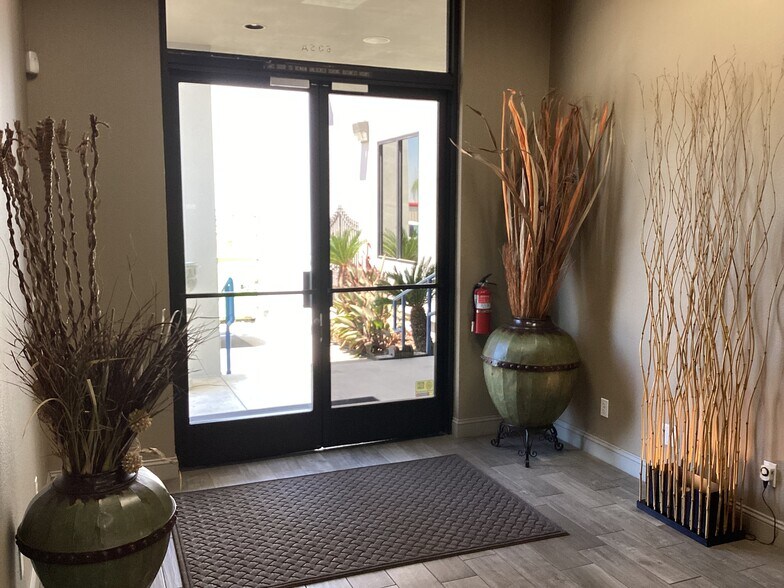 635 N Plaza Dr, Visalia, CA à louer - Photo du bâtiment - Image 3 de 13