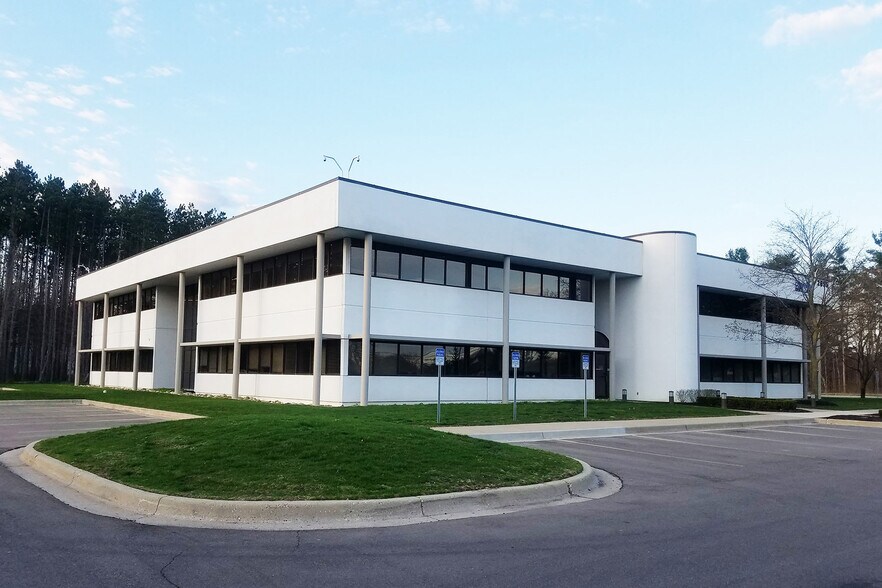 2655 E Oakley Park Rd, Commerce Township, MI for lease - Primary Photo - Image 2 of 10