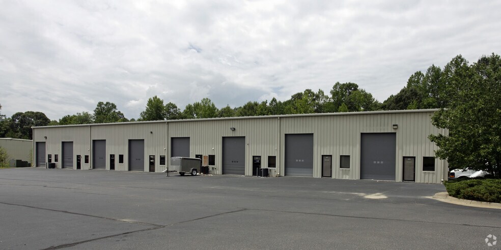 8105 Richmond Rd, Toano, VA à louer - Photo du bâtiment - Image 1 de 12