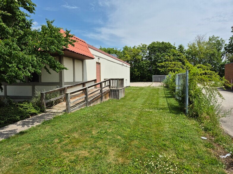 380 Lyndoch St, Corunna, ON à vendre - Photo du bâtiment - Image 3 de 10