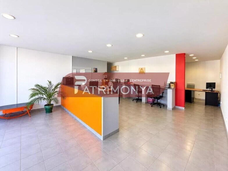 Retail in Marseille 10Eme for lease - Interior Photo - Image 2 of 2