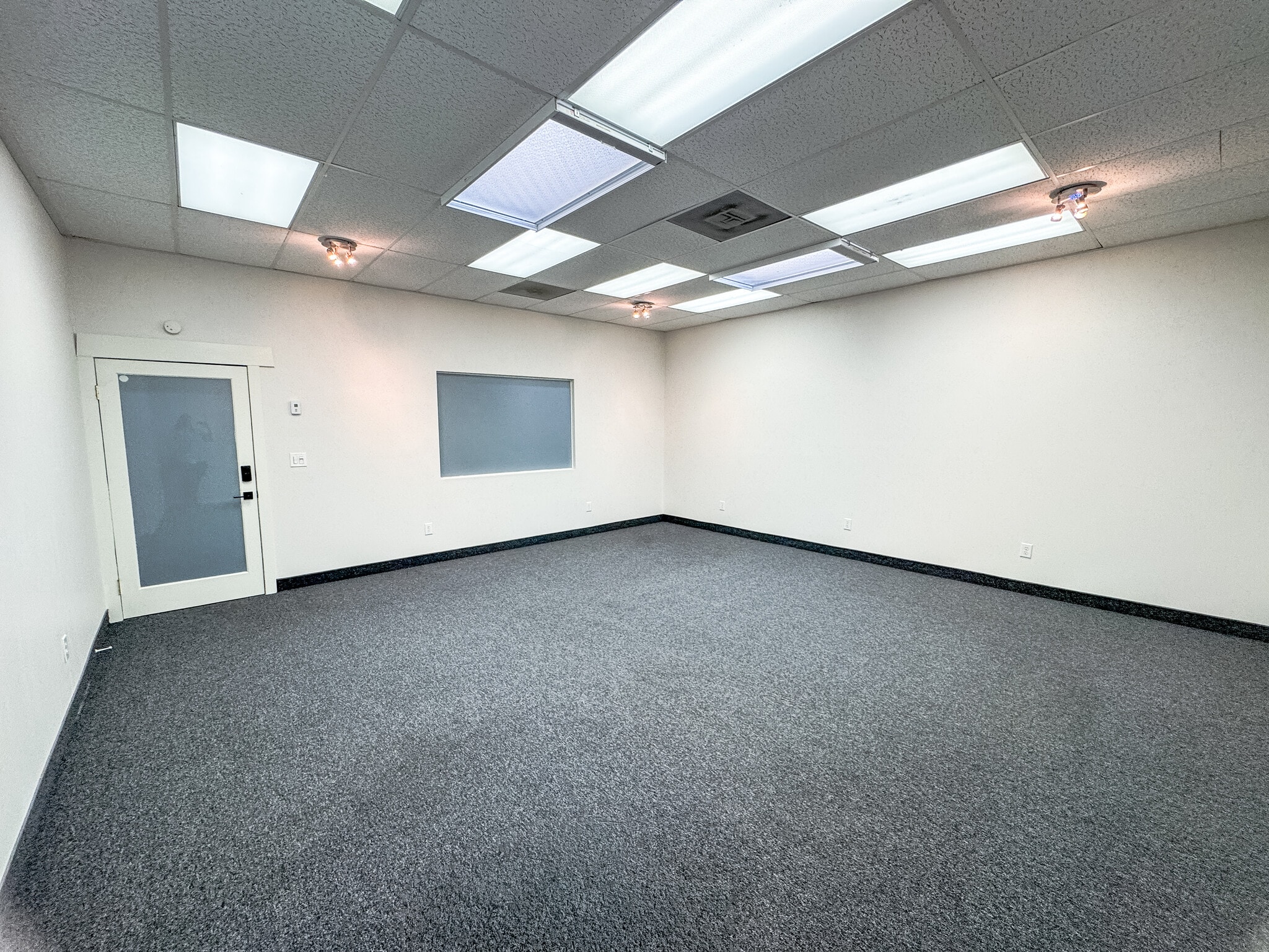 212 Main St, Seal Beach, CA for lease Interior Photo- Image 1 of 4