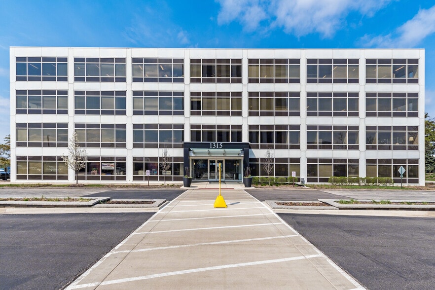 1315 W 22nd St, Oak Brook, IL à louer - Photo du bâtiment - Image 3 de 16