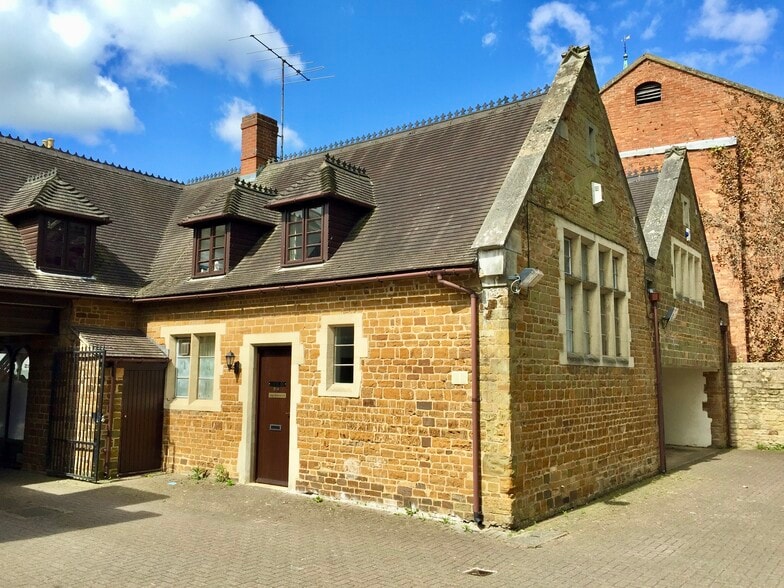 Unit 5 Watling Court, 84b Watling St East, Towcester for lease - Building Photo - Image 1 of 3