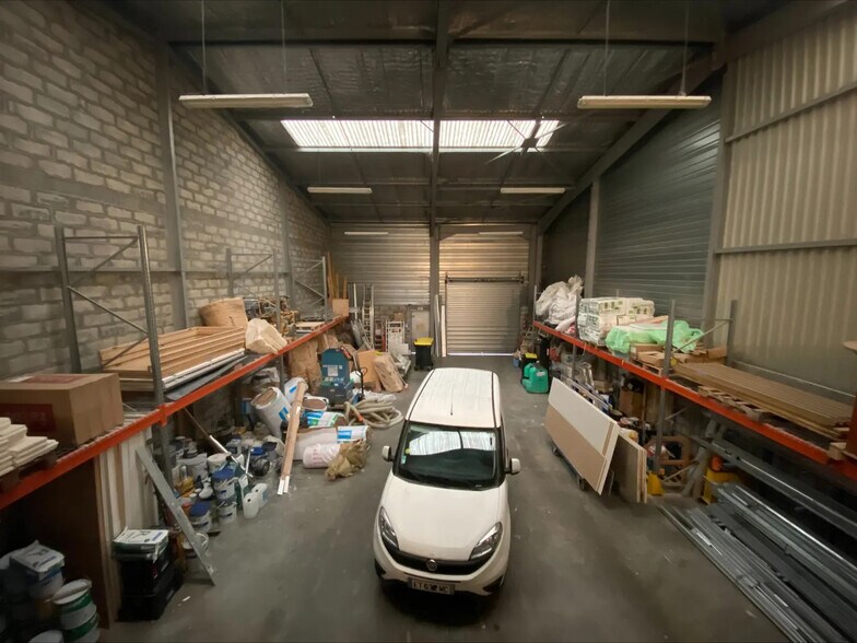 174 Rue Blaise Pascal, Saint-Jean-d'Illac for lease - Interior Photo - Image 2 of 4