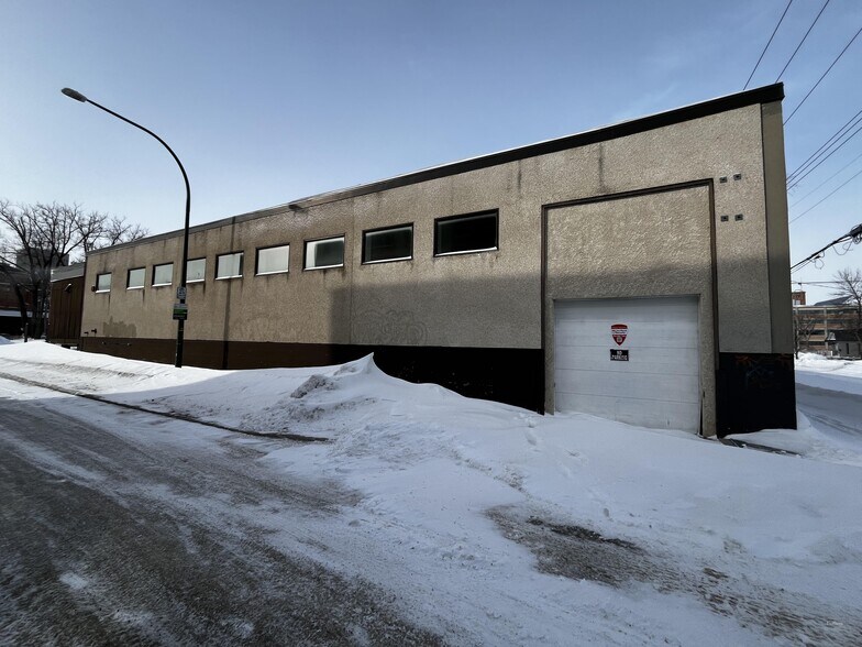 323 Edwin St, Winnipeg, MB à louer - Photo du bâtiment - Image 2 de 2